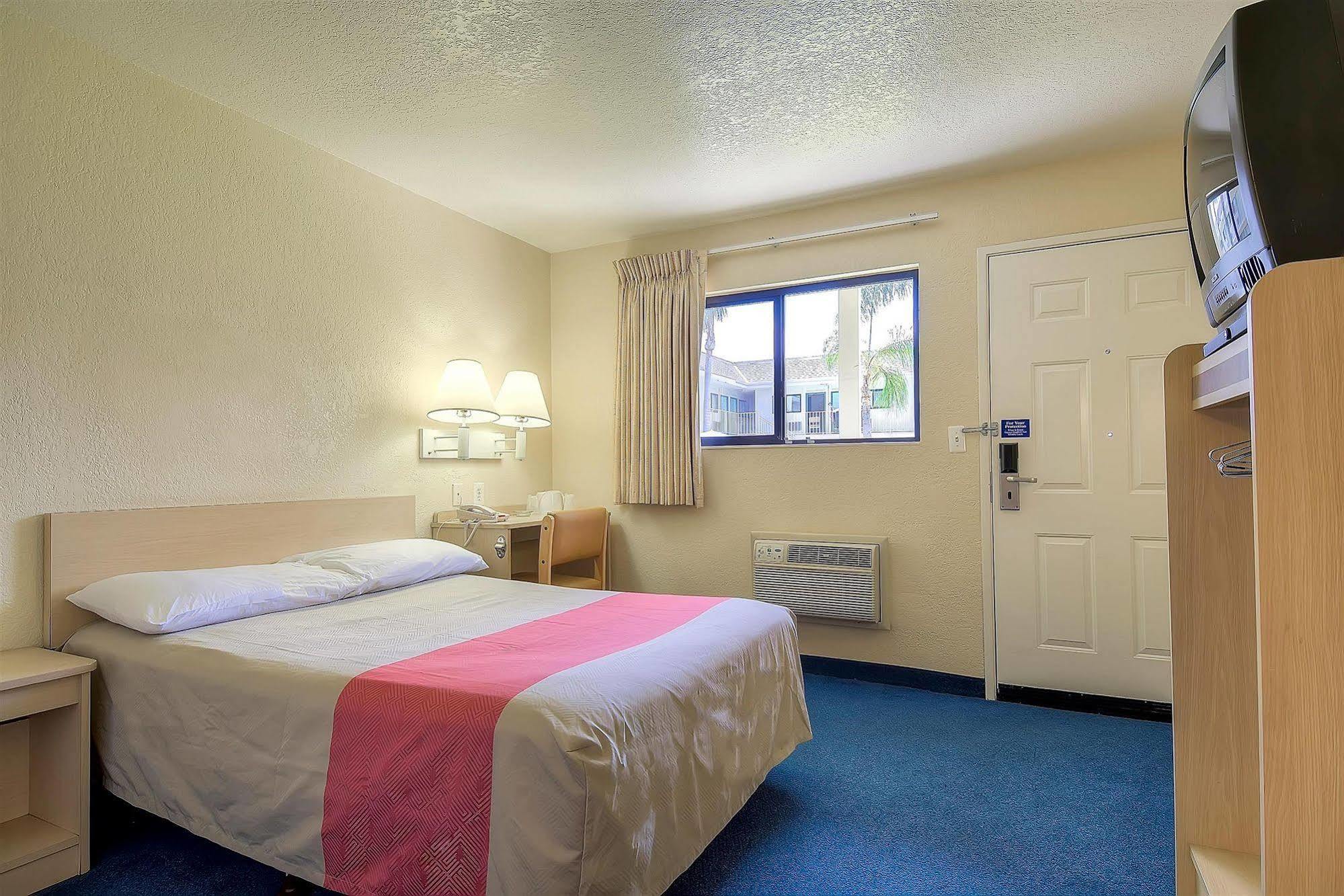 Motel 6 Anaheim Stadium - Orange Kültér fotó